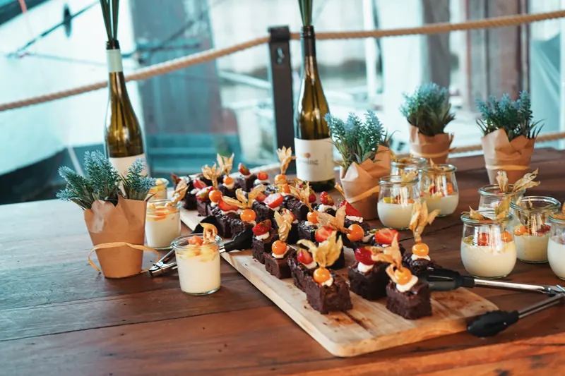Dessertbuffet mit Brownies, Physalis und Panna Cotta im Glas