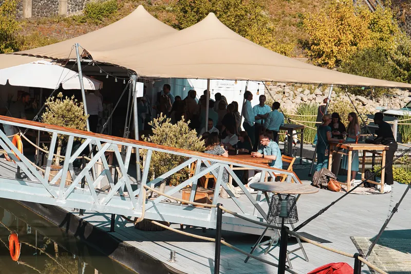 Event-Gäste unter den Sonnensegeln, im Vordergrund die Gangway