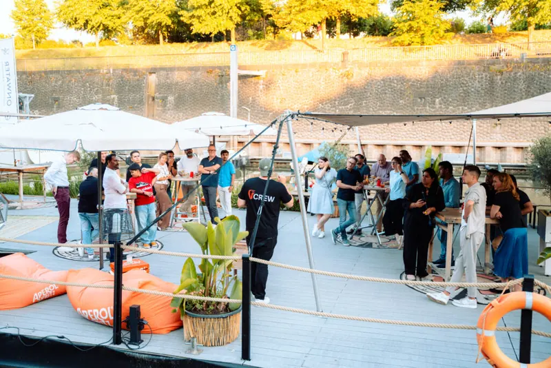 Firmenevent mit vielen Gästen auf der Terrasse des Harbor Club am Wasser