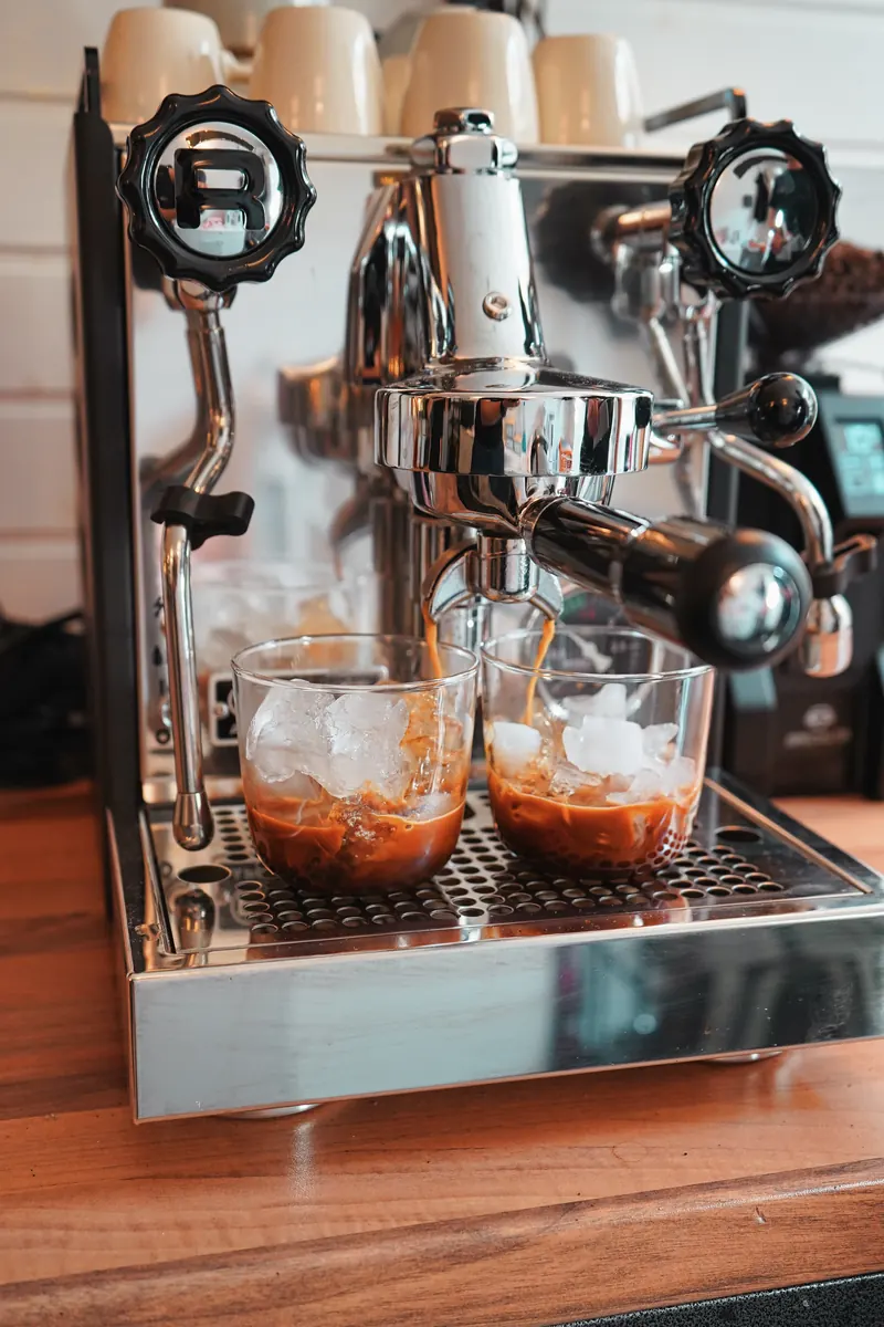Espressomaschine bereitet zwei Espresso auf Eis zu