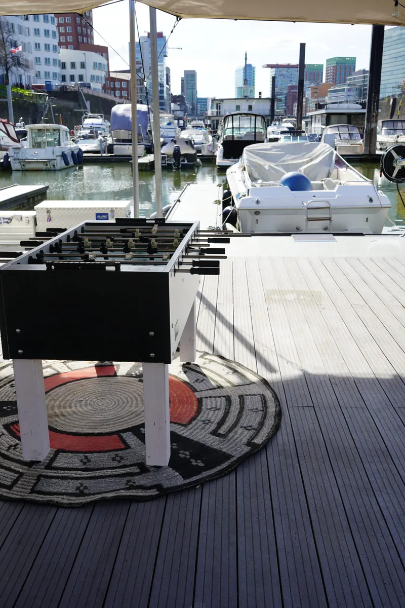 Kickertisch auf dem Steg des Harbor Club, im Hintergrund Yachten im Medienhafen