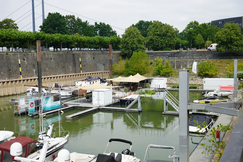 Blick auf die Marina Düsseldorf mit dem Harbor Club, im Hintergrund die Rheinkniebrücke