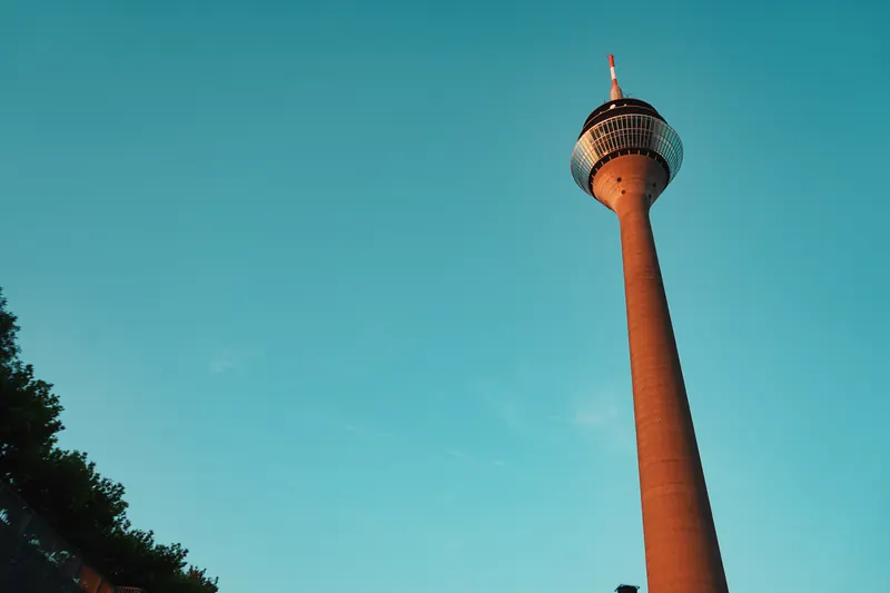 Düsseldorfer Rheinturm im Abendlicht