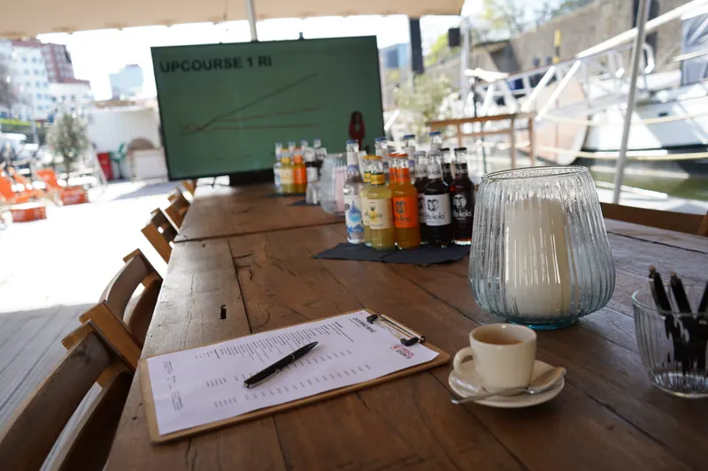 Gedeckter Tagungstisch mit Präsentationsbildschirm im Harbor Club