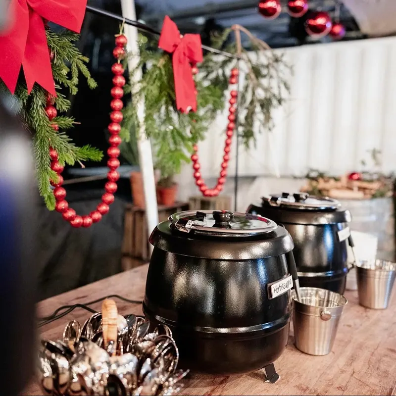 Glühwein-Töpfe mit weihnachtlicher Dekoration